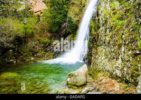 Der Wasserfall Poço do Inferno liegt in einem borealen Wald in den Bergen der Serra da Estrela, Portugal, Europa Stockfoto