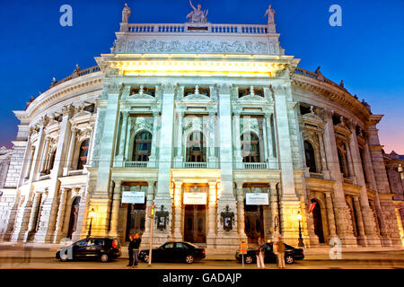 Nachtansicht der Staatsoper (Staatsoper), Vienna Stockfoto