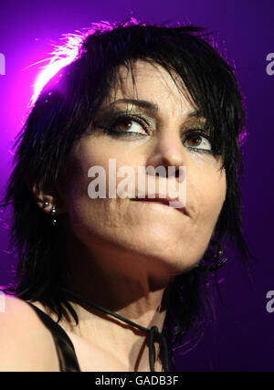 Joan Jett von Joan Jett und The Blackhearts eröffnet Alice Cooper in der Wembley Arena in London. Stockfoto