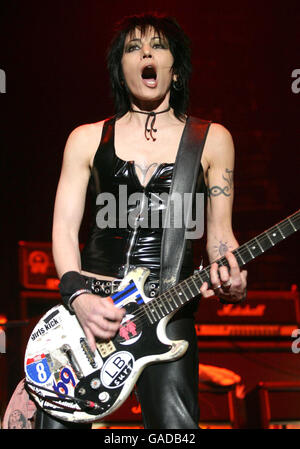 Joan Jett von Joan Jett und The Blackhearts eröffnet Alice Cooper in der Wembley Arena in London. Stockfoto