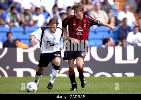 Fußball - Real Madrid Centenary Tournament - Liverpool gegen AC Mailand. Der Liverpooler Nick Barmby und der AC-Mailänder Jon Dahl Tomasson kämpfen um den Ball Stockfoto