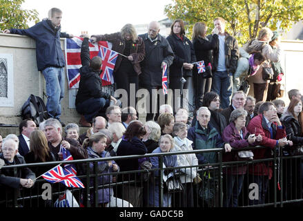 Mitglieder der Öffentlichkeit versammeln sich, um Soldaten des Royal Anglian Regiment zu begrüßen, während sie durch die Straßen von Norwich für ihre Heimkehr Parade marschieren. Die Soldaten kamen in der Stadt auf dem 'Royal Anglian Regiment' Class 90 Electric Locomotive, neu benannt von Zugbetreiber One Railway zu Ehren des Regiments, von der Londoner Liverpool Street Station. Stockfoto