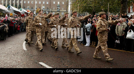 Mitglieder der Öffentlichkeit versammeln sich, um Soldaten des Royal Anglian Regiment zu begrüßen, während sie durch die Straßen von Norwich für ihre Heimkehr Parade marschieren. Die Soldaten kamen in der Stadt auf dem 'Royal Anglian Regiment' Class 90 Electric Locomotive, neu benannt von Zugbetreiber One Railway zu Ehren des Regiments, von der Londoner Liverpool Street Station. Stockfoto