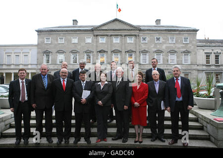 Mitglieder des Gemischten Ausschusses zur Umsetzung des Karfreitagsabkommens stehen heute vor dem Leinster House in Dublin. Stockfoto