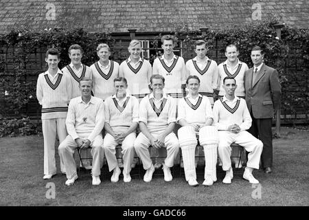 Das Somerset County Cricket Team. Back Row L-R; Brian Roe, Brian Langford, Chris Greetham, Bryan Lobb, Ken Biddulph. Front Row L-R; James Geoffrey Lomax, Colin McCool, Maurice Tremlett, Harold Stephenson, Peter Wight. Stockfoto