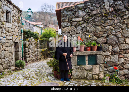 Eine ältere Witwe in der alten mittelalterlichen Straßen von Linhares, Serra da Estrela, Portugal Stockfoto