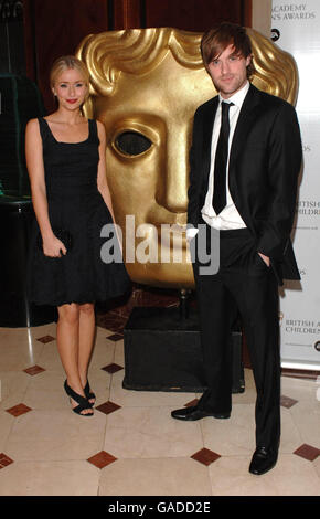 Sammy Winward und Jonas Armstrong kommen für die British Academy Children's Awards im London Hilton im Zentrum von London an. Stockfoto