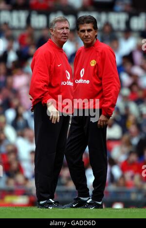 Fußball - FA Barclaycard Premiership - Manchester United Training. l-r; Manchester United Manager Alex Ferguson mit dem neuen First Team Coach Carlos Queiroz Stockfoto