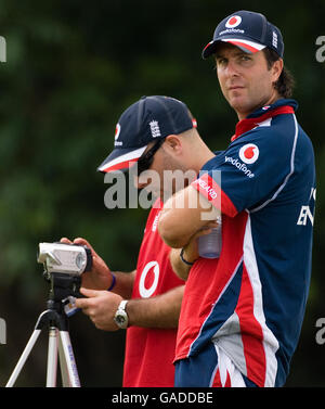 Englands Kapitän Michael Vaughan mit dem Teamanalysten Mark Garroway, nachdem Vaughan von der Sujeewa de Silva des Präsidenten des Sri Lanka Cricket Board für eine Ente während ihres Warm-up-Spiels auf dem Nondescripts Ground, Colombo, geduckt wurde. Stockfoto