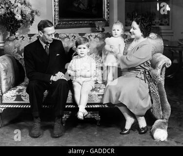 König - König George VI und Enkelkinder - Buckingham Palace Stockfoto