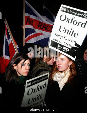 Demonstranten in der Oxford Union Debating Society, Oxford, wo sie sich gegen die Anwesenheit von BNP-Führer Nick Griffin und dem umstrittenen Historiker David Irving bei einer Debatte über die Meinungsfreiheit aussprechen. Stockfoto