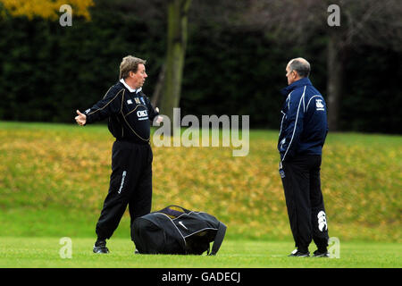 Portsmouth-Manager Harry Redknapp spricht heute Morgen in Eastleigh mit Joe Jordan, dem ersten Teamtrainer. Stockfoto