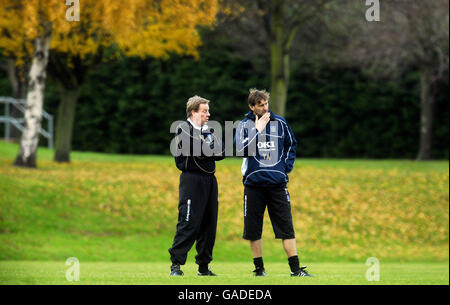 Portsmouth-Manager Harry Redknapp steht heute Morgen mit dem Assistant Manager Tony Adams bei einer Trainingseinheit in Eastleigh. Stockfoto