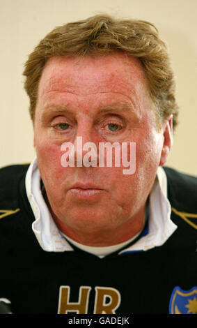 Portsmouth-Manager Harry Redknapp liest eine Erklärung während einer Pressekonferenz auf dem Trainingsgelände des Clubs in Eastleigh, Hampshire. Stockfoto