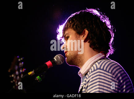 Jack Penate tritt auf der Bühne in der Union Chapel in Islington, im Norden Londons, als Teil der Little Noise Sessions Woche von Auftritten in Unterstützung der Wohltätigkeitsorganisation Mencap auf. Stockfoto