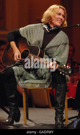 Cerys Matthews führt in der City Hall, Cardiff Stockfoto