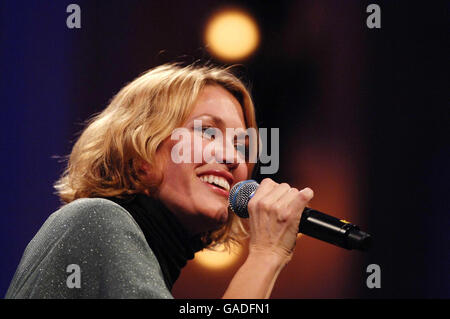 Cerys Matthews führt in der City Hall, Cardiff Stockfoto