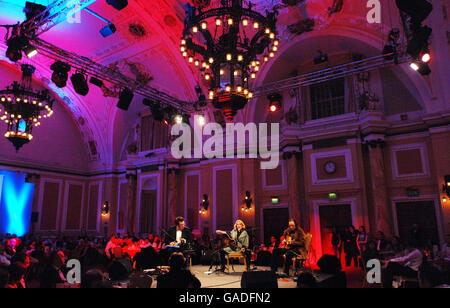 Cerys Matthews, früher Teil der Band Catatonia, tritt bei den Prince's Trust Cymru Celebration Success Awards im City Hall in Cardiff auf. Stockfoto