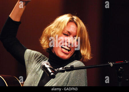 Cerys Matthews führt in der City Hall, Cardiff Stockfoto