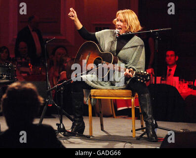 Cerys Matthews, früher Teil der Band Catatonia, tritt bei den Prince's Trust Cymru Celebration Success Awards im City Hall in Cardiff auf. Stockfoto