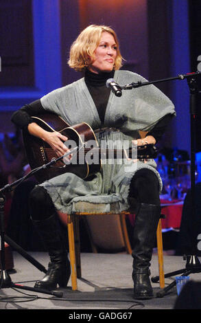 Cerys Matthews, früher Teil der Band Catatonia, tritt bei den Prince's Trust Cymru Celebration Success Awards im City Hall in Cardiff auf. Stockfoto