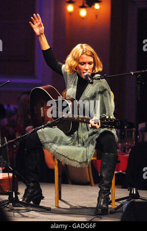 Cerys Matthews, früher Teil der Band Catatonia, tritt bei den Prince's Trust Cymru Celebration Success Awards im City Hall in Cardiff auf. Stockfoto