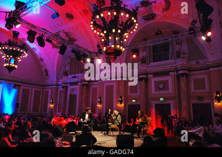 Cerys Matthews führt in der City Hall, Cardiff Stockfoto