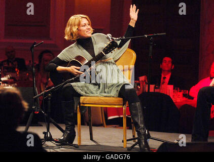 Cerys Matthews, früher Teil der Band Catatonia, tritt bei den Prince's Trust Cymru Celebration Success Awards im City Hall in Cardiff auf. Stockfoto