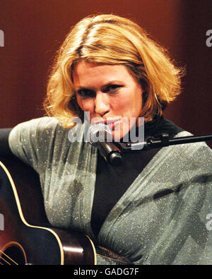 Cerys Matthews, früher Teil der Band Catatonia, tritt bei den Prince's Trust Cymru Celebration Success Awards im City Hall in Cardiff auf. Stockfoto