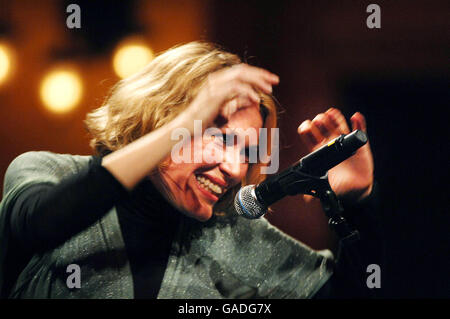 Cerys Matthews, früher Teil der Band Catatonia, tritt bei den Prince's Trust Cymru Celebration Success Awards im City Hall in Cardiff auf. Stockfoto