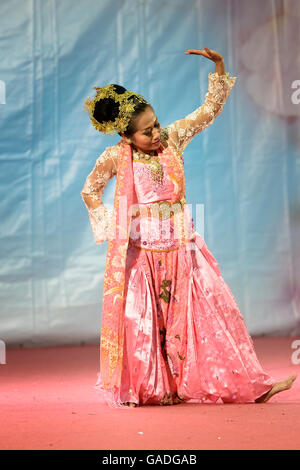 auf der Messe Festival des Ostens in Bologna führt eine thailändische Tänzerin ein typischer Volkstanz Stockfoto