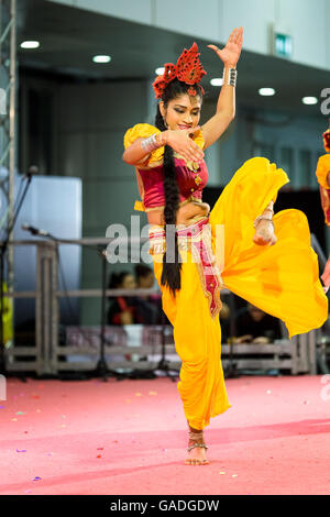 auf der Messe Festival des Ostens in Bologna, Bangladeshi Frau tanzt einen typischen Tanz von Bangladesch im typischen outfit Stockfoto