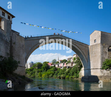 Mostar, Herzegowina-Neretva, Bosnien und Herzegowina.  Single-Bogen Stari Most, oder alte Brücke, überqueren den Fluss Neretva. Stockfoto