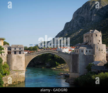 Mostar, Herzegowina-Neretva, Bosnien und Herzegowina.  Single-Bogen Stari Most, oder alte Brücke, überqueren den Fluss Neretva. Stockfoto