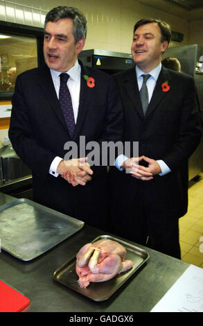 Premierminister Gordon Brown (links) steht mit dem Schulsekretär Ed Balls (rechts) bei einem Besuch im Westminster Kingsway College im Zentrum von London vor den Ankündigungen zur Bildung. Stockfoto