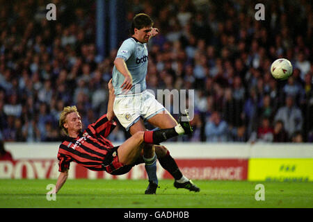 Fußball - FA Carling Premiership - Manchester City / Blackburn Rovers - Maine Road. NIALL QUINN (MC) WIRD VON DAVID MAY (BR) ANGEGANGEN Stockfoto