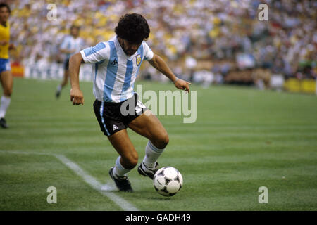 Fußball - Weltmeisterschaft Spanien 1982 - Gruppe C - Brasilien gegen Argentinien - Sarria Stadium. Diego Maradona, Argentinien Stockfoto