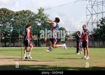 Cricket - England Nets Session - R.Premadasa Stadium - Colombo. Der englische James Anderson im Bowling-Training Stockfoto