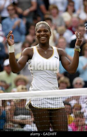 Tennis, Wimbledon 2002, Damenfinale. Serena Williams feiert ihren ersten Wimbledon-Titel Stockfoto