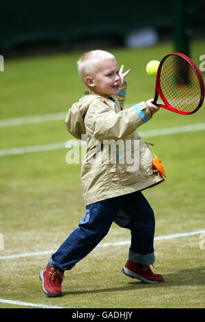 Tennis, Wimbledon 2002, Zweite Runde. Ein kleiner Junge spielt Tennis Stockfoto