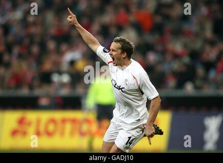 Fußball - UEFA-Cup - Gruppe F - Bayern München / Bolton Wanderers - Allianz-Arena. Kevin Davies von Bolton Wanderers feiert den Ausgleich Stockfoto