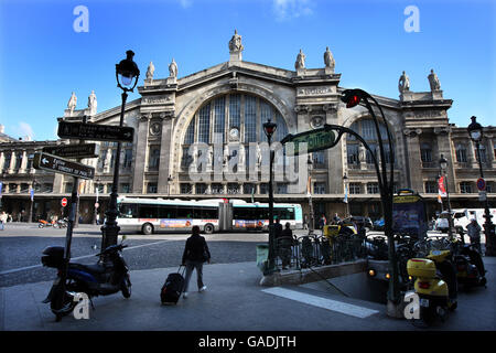 Fassade des Bahnhofs Gare du Nord in Paris, Endstation für die Hochgeschwindigkeitsstrecke über den Ärmelkanal. Stockfoto