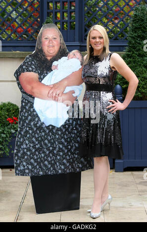 Stephanie Burgess aus Redcar feiert im Ritz Hotel im Zentrum von London die Gewinnerin des Titels „Frau des Jahres 2007“ von Slimming World. Stockfoto