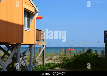 Ein Strandhaus auf Oak Island Long Beach in North Carolina mit Blick auf den Atlantischen Ozean. Stockfoto