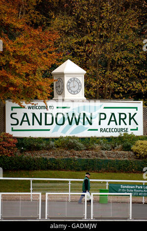 Pferderennen - Gentleman's Day - Sandown. Beschilderung auf der Sandown Racecourse. Stockfoto