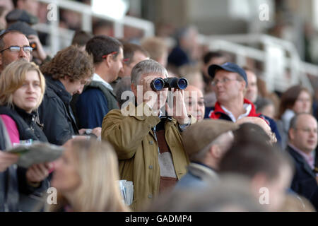 Pferderennen - Gentleman's Day - Sandown. Racegoers beim Gentlemen's Day in Sandown Stockfoto