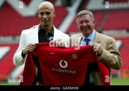 Manchester United's neue Unterzeichnung Rio Ferdinand wird in Old enthüllt Trafford mit Manager Alex Ferguson Stockfoto