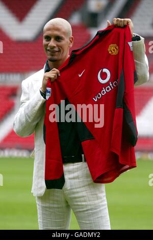 Fußball - Pressekonferenz - Manchester United. Manchester United's neue Unterzeichnung Rio Ferdinand wird in Old Trafford enthüllt Stockfoto