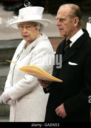 Königin Elizabeth II. mit ihrem Ehemann Prinz Philip auf ...