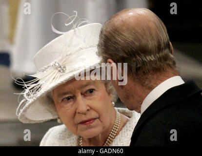 Königin Elizabeth II. Hört ihrem Mann Duke of Edinburgh während des Festgottesdienstes anlässlich des diamantenen Hochzeitstages von Königin Elizabeth II. Und dem Herzog von Edinburgh in Westminster Abbey, London zu. Stockfoto